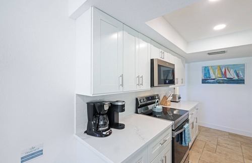 Pelican Bay House | NEW! Sea La Vie - Pickleball close-Walk to Beach-Heated Pool-Monthly Discount!
