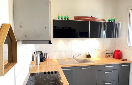 Les Baumettes Apartment | NEW SEA VIEW FLAT just 5m FROM THE BEACH & AIRPORT TRAMWAY.