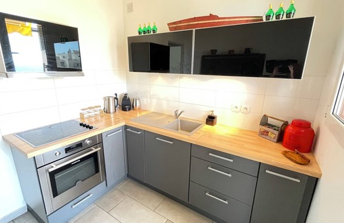 Les Baumettes Apartment | NEW SEA VIEW FLAT just 5m FROM THE BEACH & AIRPORT TRAMWAY.