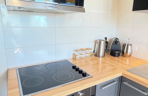 Les Baumettes Apartment | NEW SEA VIEW FLAT just 5m FROM THE BEACH & AIRPORT TRAMWAY.