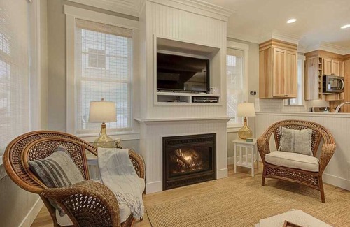 Seabrook House | *NEW* Seabrook's Ocean Eyrie: Dog Friendly, Charging Station!