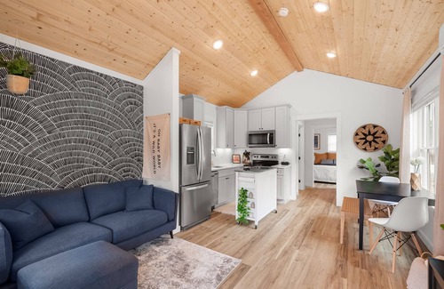 Pacific Beach House | New* Seabrook's Right as Rain, a dog-friendly Trailside Cabin!