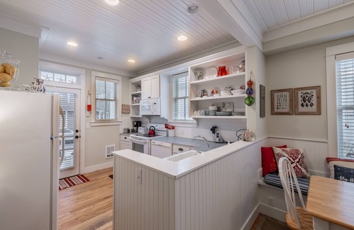 Seabrook House | *New* Seabrook's Zinnias Cottage: Dog Friendly!