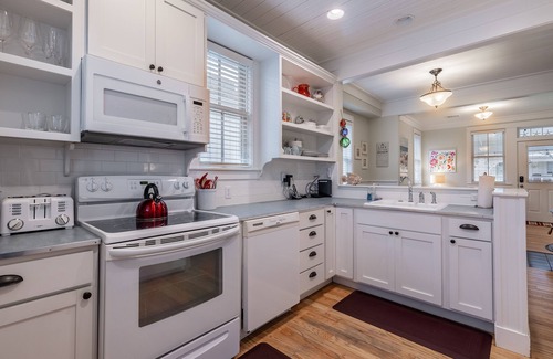 Seabrook House | *New* Seabrook's Zinnias Cottage: Dog Friendly!