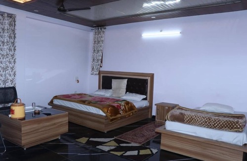 Didihat Hotel | New Shri Anand Best Hotel Berinag
