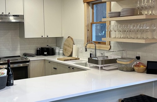 West Dover House | New Ski home next to mount snow, kingswood. Ski bus to front door and pool
