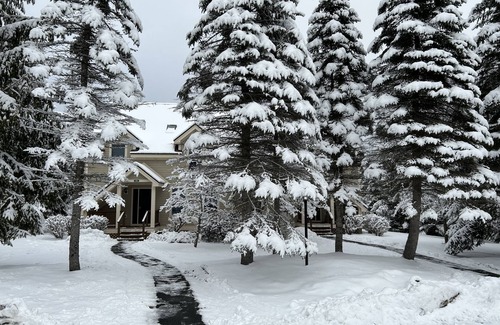 West Dover House | New Ski home next to mount snow, kingswood. Ski bus to front door and pool