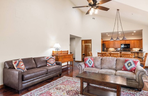 Four O'Clock Condo | New! Ski In/Out Penthouse Condo W/Hot Tubs