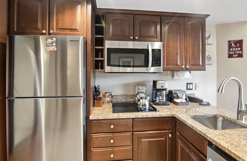 Peak 9 Condo | NEW! Ski-In/Ski-Out Beaver Run Retreat