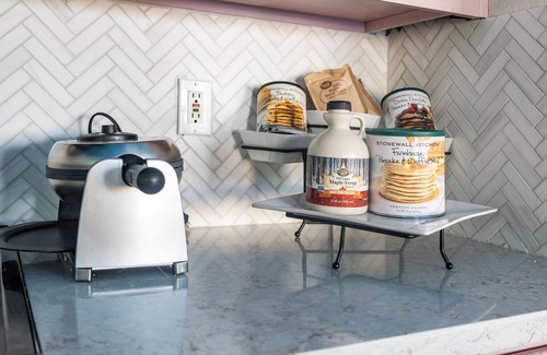 Pinal County House | NEW! Sleeps 24+ House w/Heated Pool, Arcades, Soda Fountain