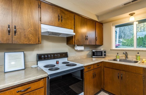 Oak Grove House | New Soaking Pool! Hot Tub and Ping Pong! Cozy 3 bedroom home.