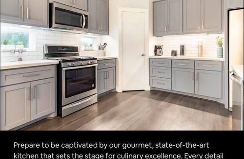 South Central Houston House | NEW! Sophisticated Urban Retreat with Skyline Views
