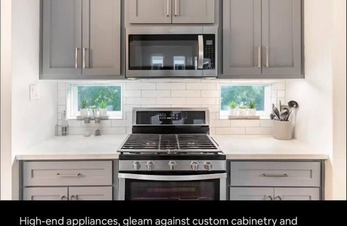 South Central Houston House | NEW! Sophisticated Urban Retreat with Skyline Views