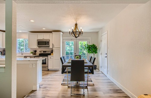 Alta Vista Area House | NEW, Spacious 5B w/Backyard |Pet Friendly| Near DT