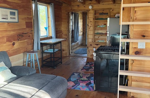 Wilton Cottage | New spacious-charming one bedroom cottage with loft at Wilson Lake Country Club