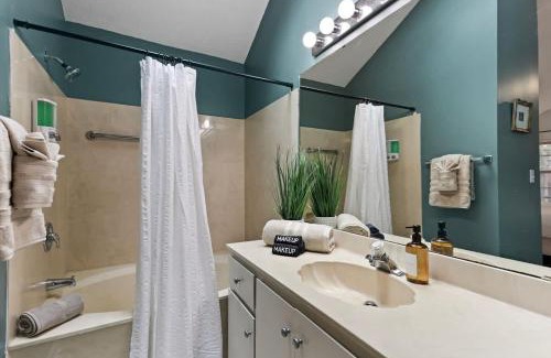 Savannah House | New Spacious Cottage near Beach & City Dogs Welcome