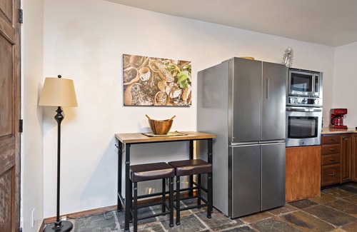 Canoncito House | NEW! Spacious Home*15 min to Plaza*Pool Table*Gym*Sauna*Dog Friendly