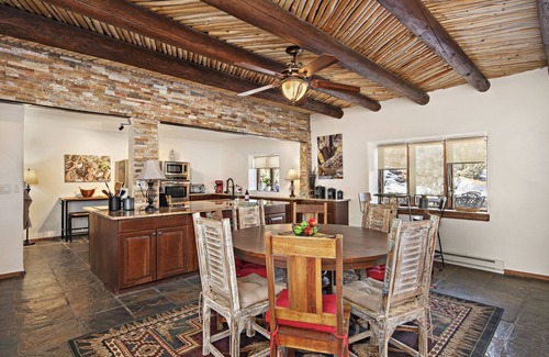 Canoncito House | NEW! Spacious Home*15 min to Plaza*Pool Table*Gym*Sauna*Dog Friendly