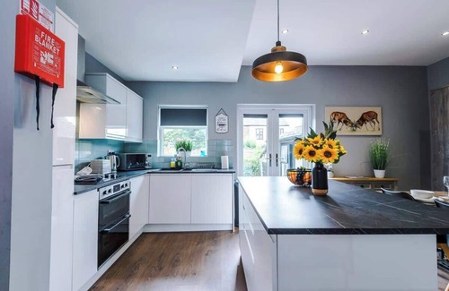 Salford House | NEW! Spacious Home, Ideal for Groups, FREE Parking