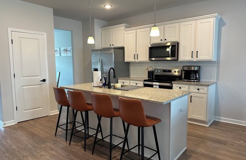 Lake Oconee House | NEW Spacious Lake Oconee Townhome! Stunning views & 100's feet of waterfront!