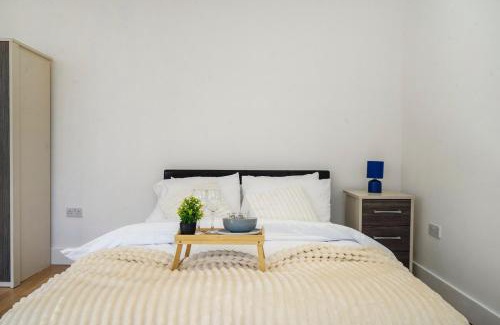 Borehamwood Apartment | NEW Spacious Private Studio with parking