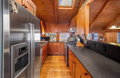 Stowe Ski Chalet | New Spacious Stowe Home, Stowe Mt Views. Woodstove