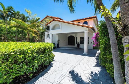 Little Havana House | New Spacious Villa, w/Private Pool, Near Coral Gables, Brickell, Little Havana