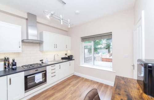 South Twickenham Apartment | *NEW* Spacy 3 BR Woolwich apartment