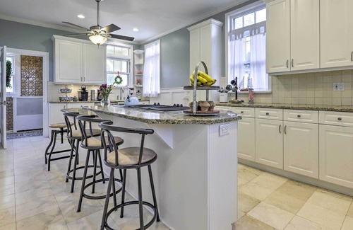 New London House | NEW! Stately New London Home Near Beach!