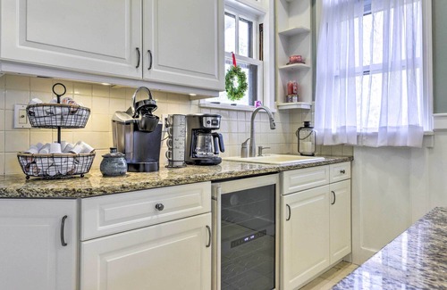 New London House | NEW! Stately New London Home Near Beach!