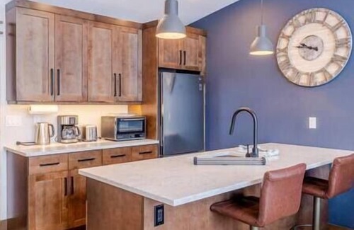 East Kootenay Apartment | New Studio/Fireplace/King Bed/Fabulous Views