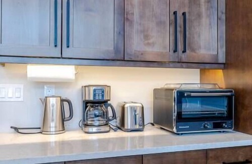 East Kootenay Apartment | New Studio/Fireplace/King Bed/Fabulous Views