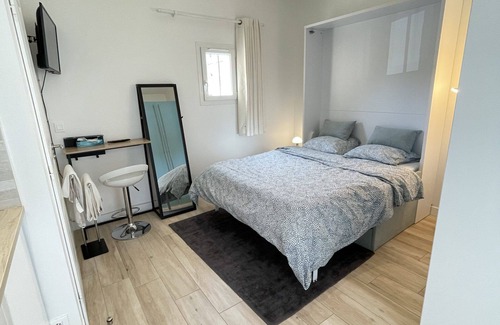 Bagneux Apartment | New Studio, Furnished, private terrace, parking and close to transport