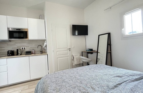 Bagneux Apartment | New Studio, Furnished, private terrace, parking and close to transport