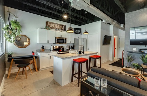 Nashville Apartment | NEW Studio with 2 Beds 7 mins to Broadway