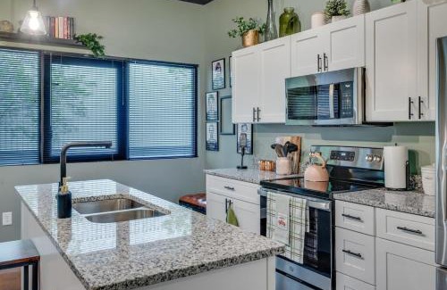 Nashville Apartment | NEW Studio with 2 Queen Beds 7 mins to Broadway