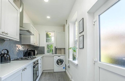 Lincoln House | New! Stunning and Inviting Home | Free Wi-Fi