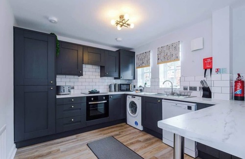 Chester House | NEW! Stunning Home, Ideal for Groups, FREE Parking