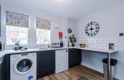 Chester House | NEW! Stunning Home, Ideal for Groups, FREE Parking