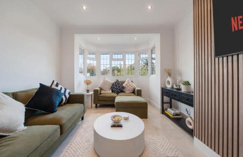 Finchley Church End Apartment | New Stunning Modern 2 Bedroom Apartment in Mill Hill next to Train Station!