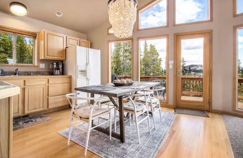 Valley of the Sun House | *NEW* Stunning Mountain Views/Hot Tub/3BR/Sleeps 6