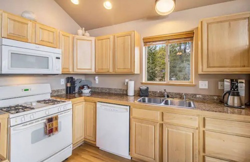 Valley of the Sun House | *NEW* Stunning Mountain Views/Hot Tub/3BR/Sleeps 6