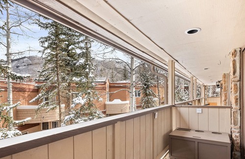 Aspen Condo | NEW Stunning SKI IN Ajax Condo, WALK Everywhere!
