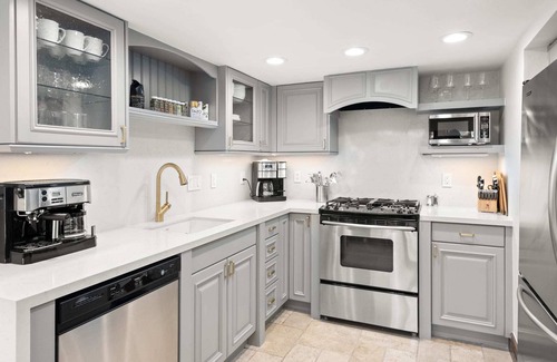 Aspen Condo | NEW Stunning SKI IN Ajax Condo, WALK Everywhere!