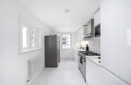 Tachbrook House | New stylish 3-Bed Pimlico House near Big Ben
