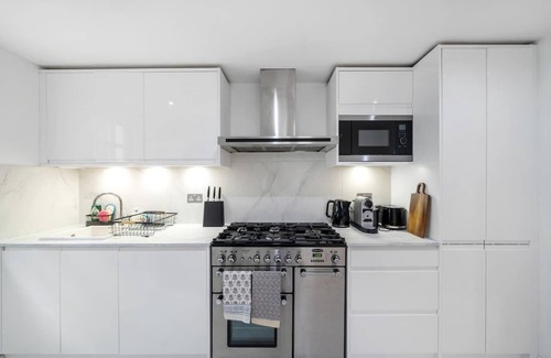 Tachbrook House | New stylish 3-Bed Pimlico House near Big Ben