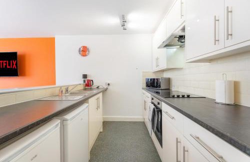 Stockton-on-Tees Apartment | NEW! Stylish 5-Bed Apartment in Stockton-on-tees by Stay With Us, Perfect for Contractors & Large Groups, FREE Parking!