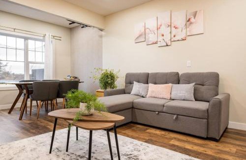 Silverado Apartment | New&Stylish&Cozy Suit near Spruce Meadows Sleeps 6- Backyard-EV