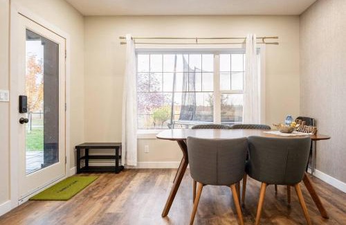 Silverado Apartment | New&Stylish&Cozy Suit near Spruce Meadows Sleeps 6- Backyard-EV