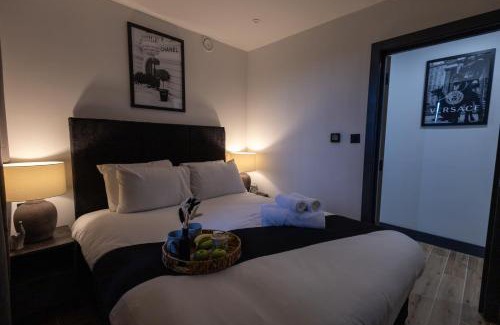 Borehamwood Apartment | New Stylish Top-Floor Flat with Balcony and Parking - 20 Min Link to Kings Cross